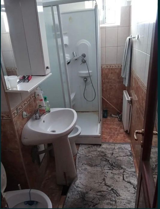 Vand apartament  3 camere.accept variante cu garsoniera sau ap  2 camere