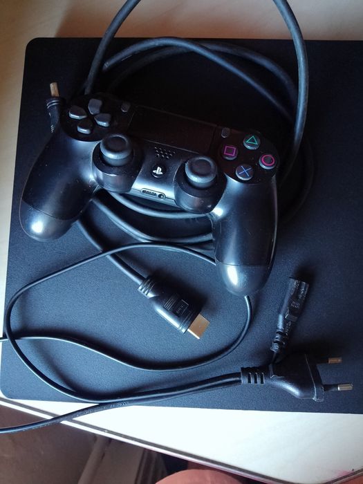 Vând PlayStation 4 de 1TB cu 12 jocuri și cu 1controller