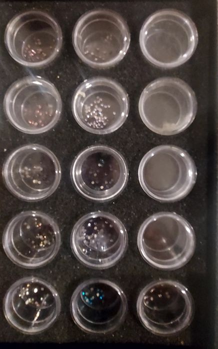 sclipici unghii false și pietricele cupio