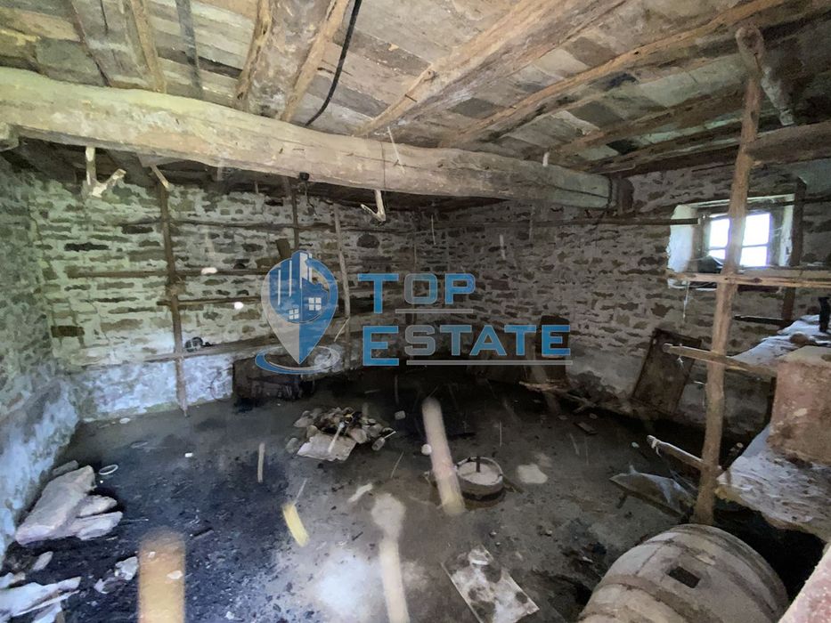 Къща с голям двор и стопански постройки в с. Косарка, област Габрово.