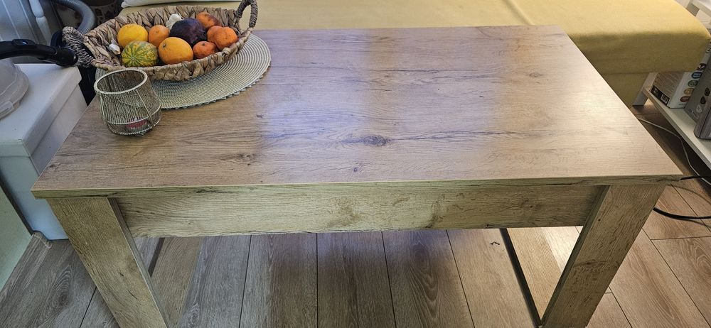 Ниска маса в цвят дъб