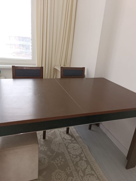 Деревянный стол со стульями