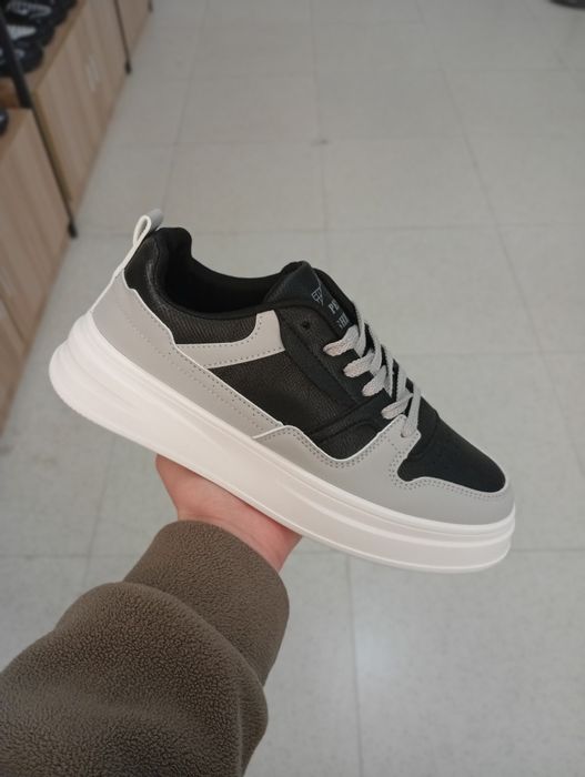 Продаём оптом и в розницу обувь. Имеется мужская и женская обувь.