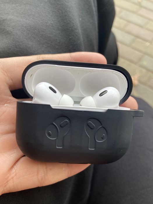 AirPods Pro с чехлом