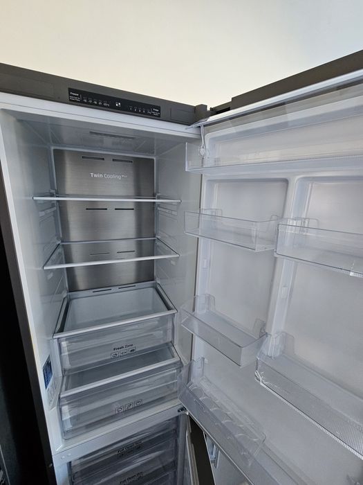 Хладилник с фризер Samsung