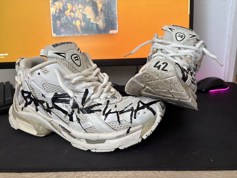 Balenciaga runner white graffiti