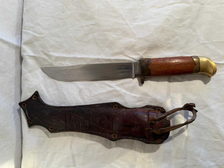 Cuțit de vânătoare / tip Bowie, cu teacă din piele