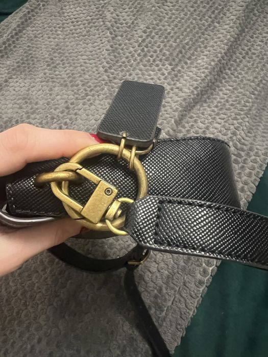 Черна малка чанта на Guess