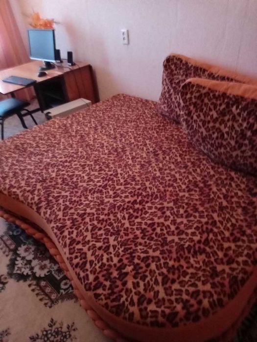 Мягкий диван для спальни