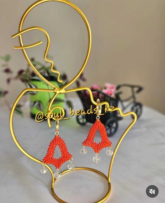 Сумки из бусин, трендовые сережки