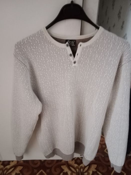 Продам свитера новый