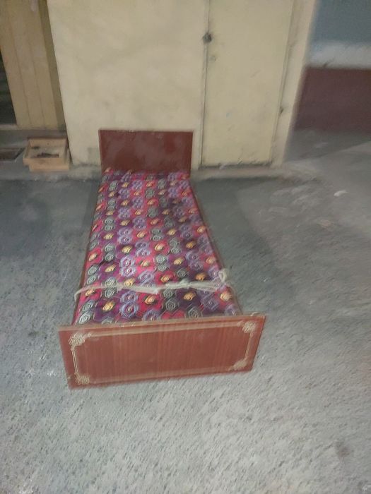 Кравати 2 шт. Бу. 400000 за две. С матрасом.