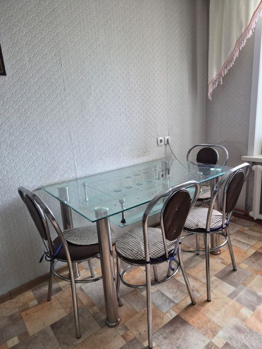 Продам стол со стульями кухонный