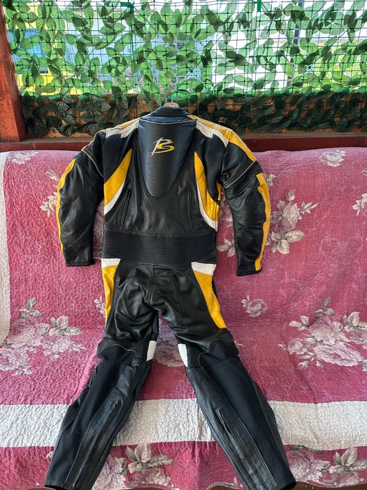 Combinezoane moto dintr o singură piesă