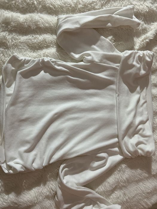 Продаю женскую водолазку с открыми плечами