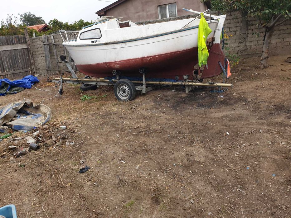 Vand barca cu vela si motor