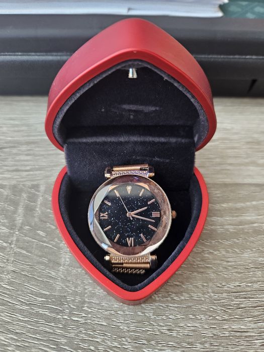 Продавам дамски часовник