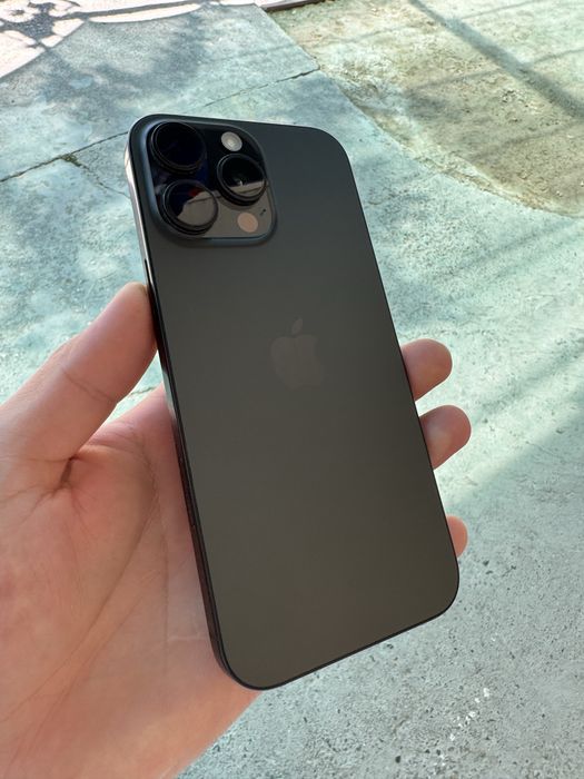16 pro max 256gb Black Ekrani tepasida kichki dog bor