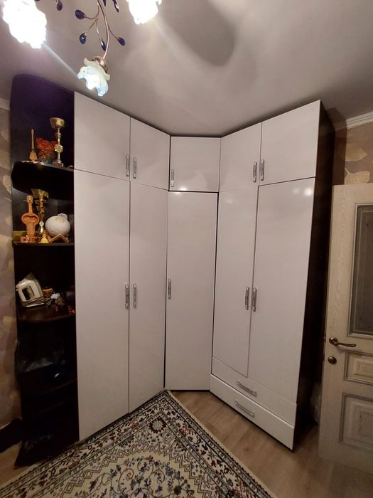 Угловой шкаф. Өте үлкен, сыйымды.
