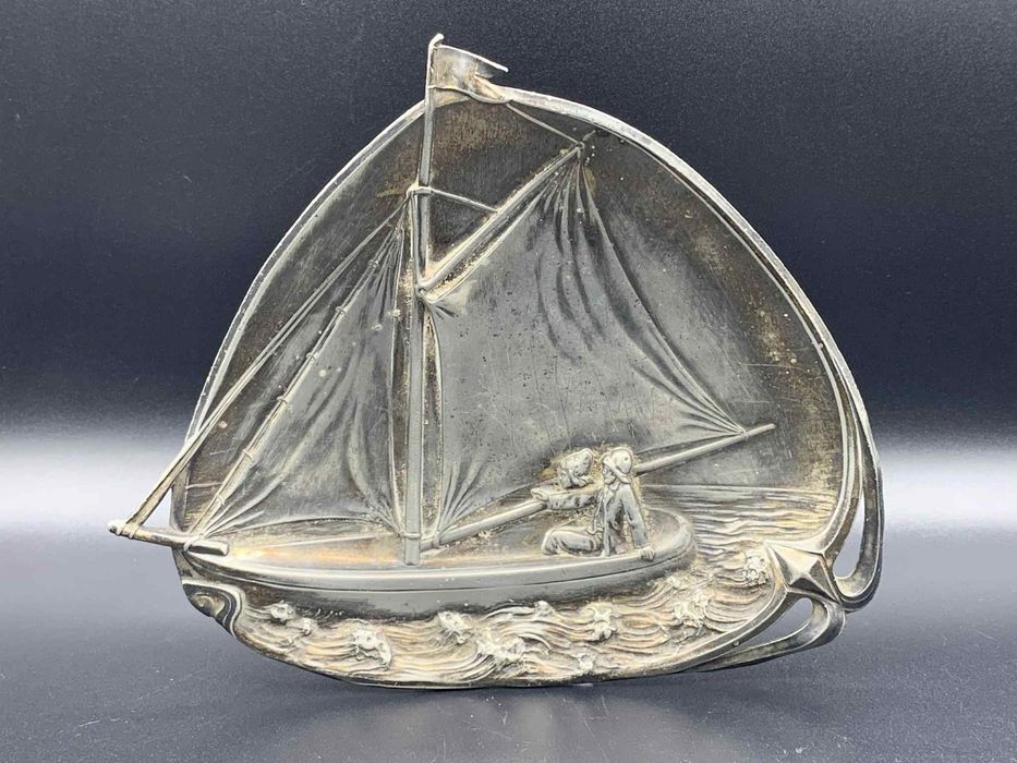 Арт деко метална чиния / пепелник с ветроход -1920–30 г.