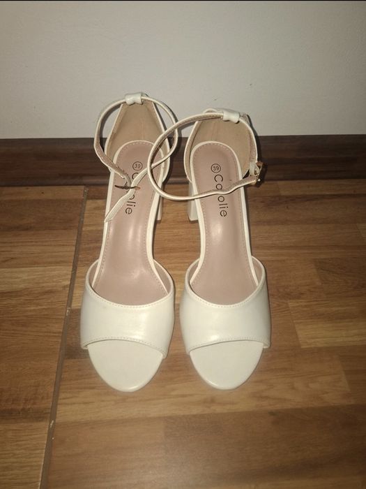 Vând sandale elegante