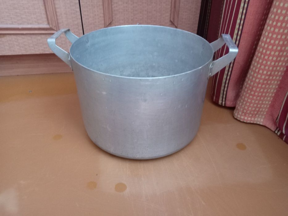 Кастрюля алюминиевая.