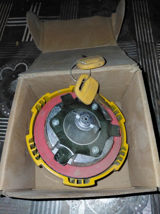 Замок топливного бака экскаватора