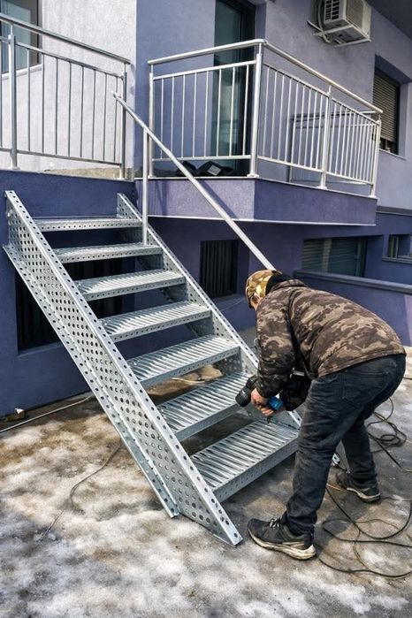 Scări metalice zincate