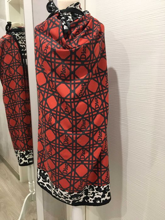 DIOR 100% коприна шал 125/125 см