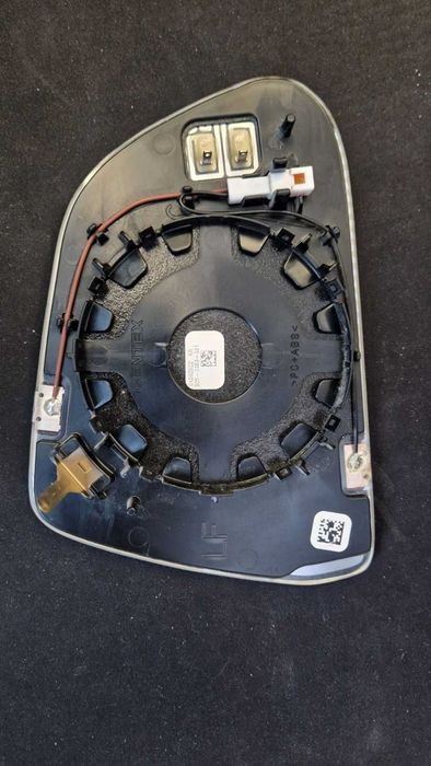 Стъкло за ляво огледало Tesla Model 3