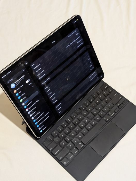 iPad Pro 12.9" M2 | 128GB + Magic Keyboard 

Xotira: 128GB 
Protsessor