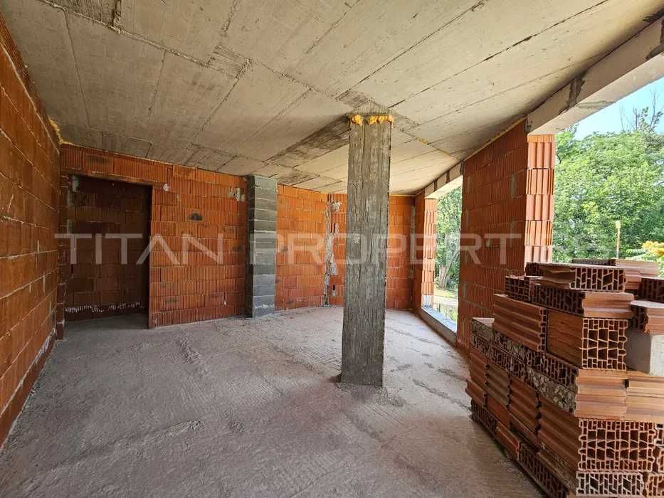 Продава се Тристаен апартамент в Пловдив, Христо Смирненски - 93 кв.м за 1295 €/кв.м - Снимка #1