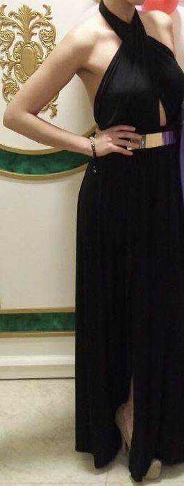 Дълга официална черна рокля с цепка и гол гръб