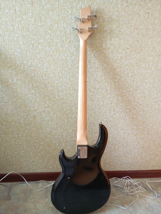 Бас гитара.4-х струнная.