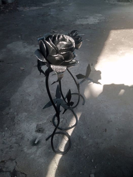 Ручная работа розы из металла