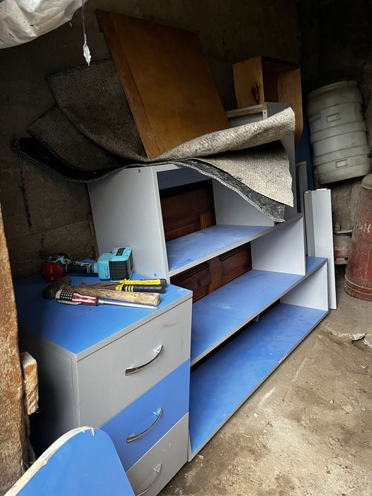 Угловой стол с полками и тумбой