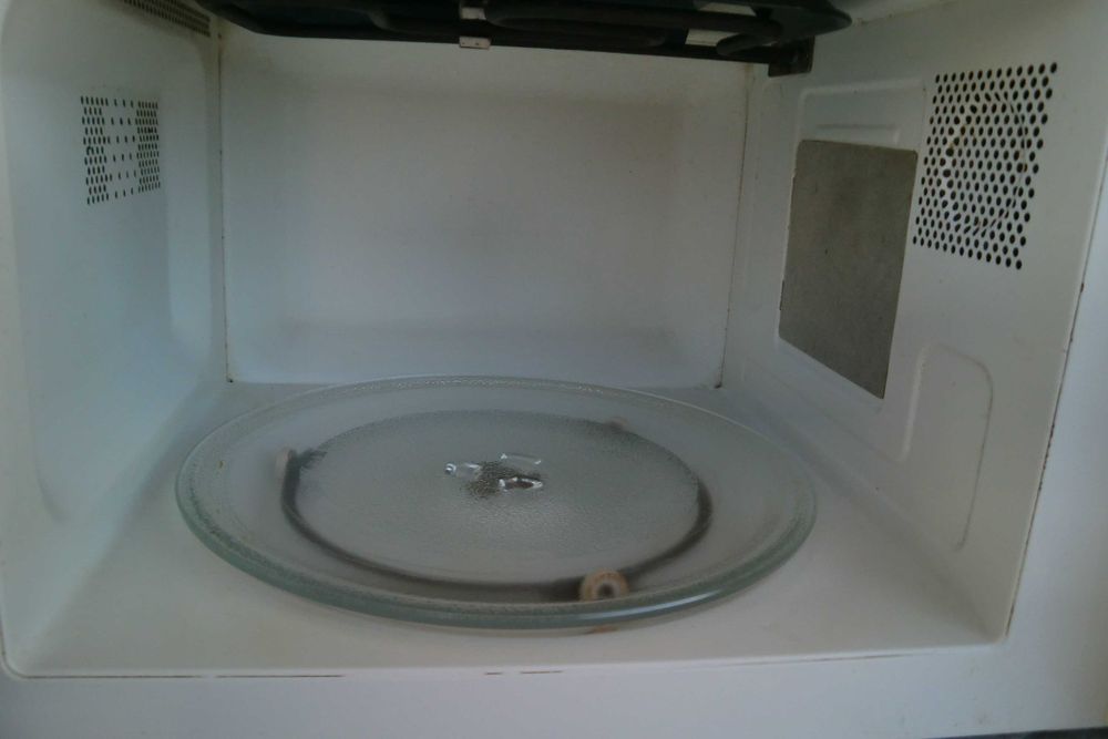 Микровълнова печка Midea MG820AOB с грил