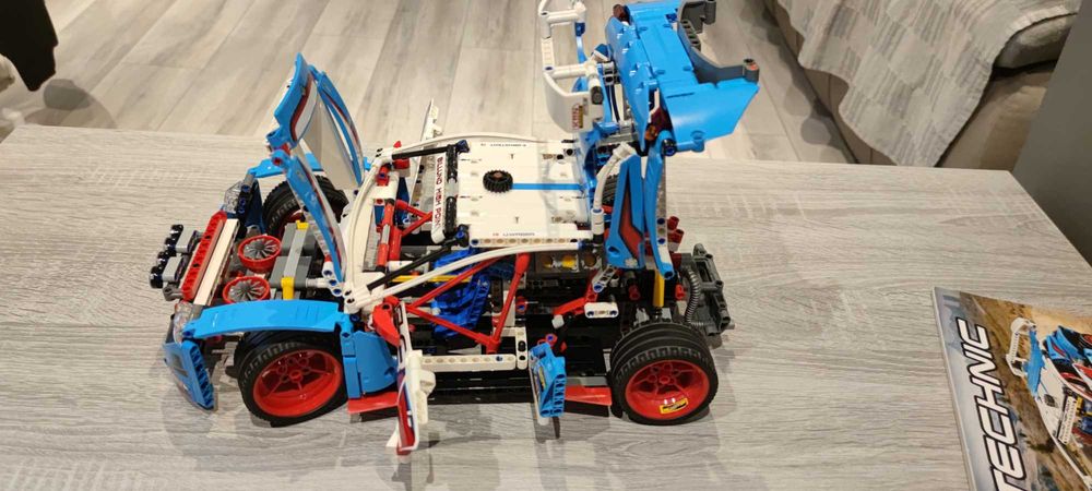 LEGO  42077 Technic  Masina de raliuri 2 in 1 SUPEROFERTA