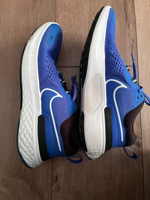 Продам мужские кроссовки Nike