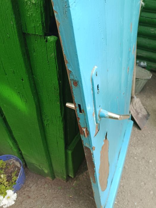 Продам деревяную дверь