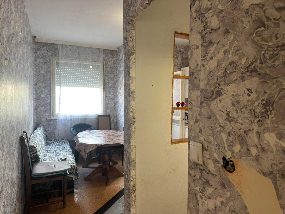 Продава четиристаен апартамент в кв. Зора