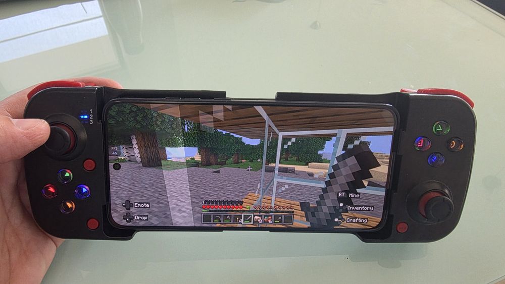 Game controller pentru smartphone