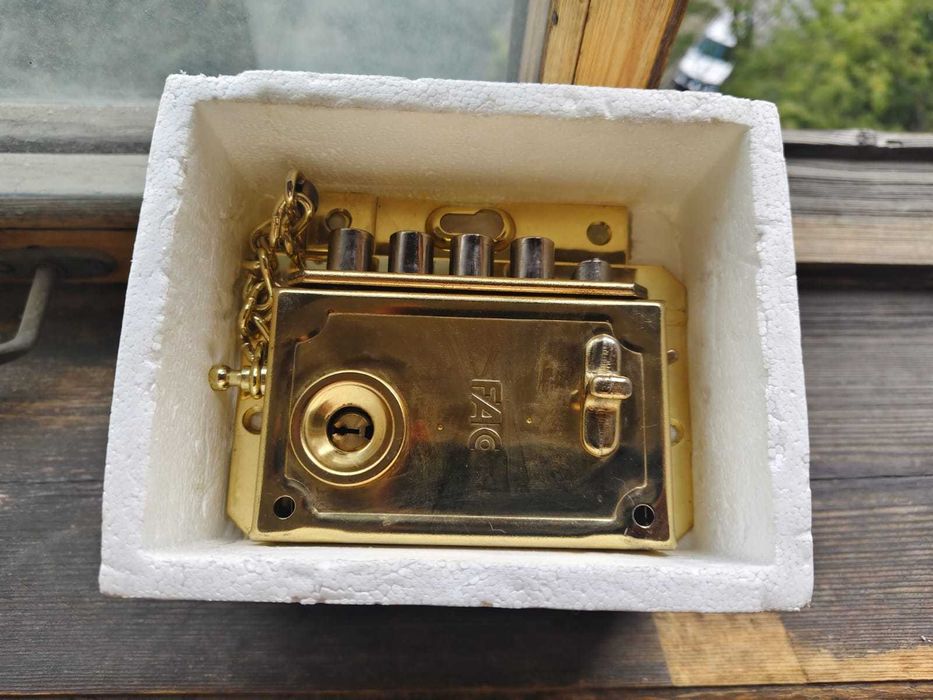 Врезной замой испанской фирмы FAC "FAC S90"