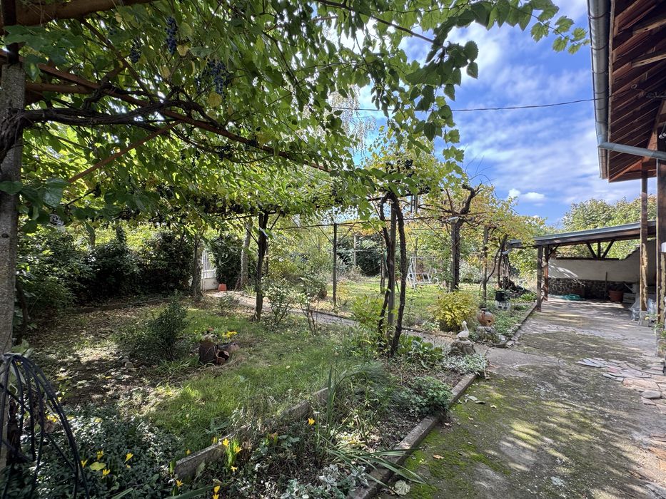 Продава къща в с. Долно Сахране, общ. Павел баня