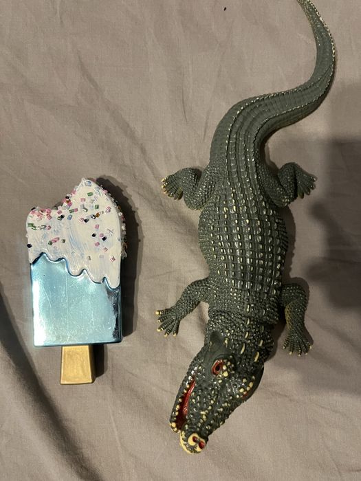 Donez jucarii si papuci casa copii