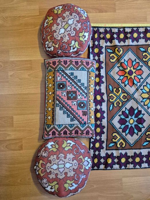 Covor cu motive artistice + 3 perne