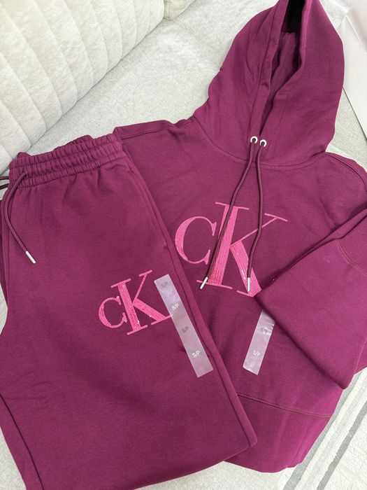 Продам костюм новый Calvin Klein!