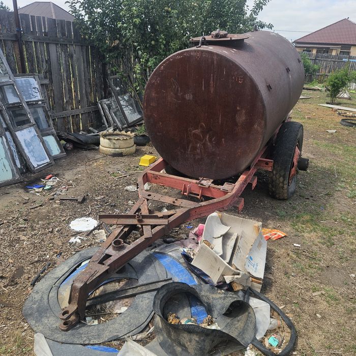 Продам бочку 3 куба на колесах