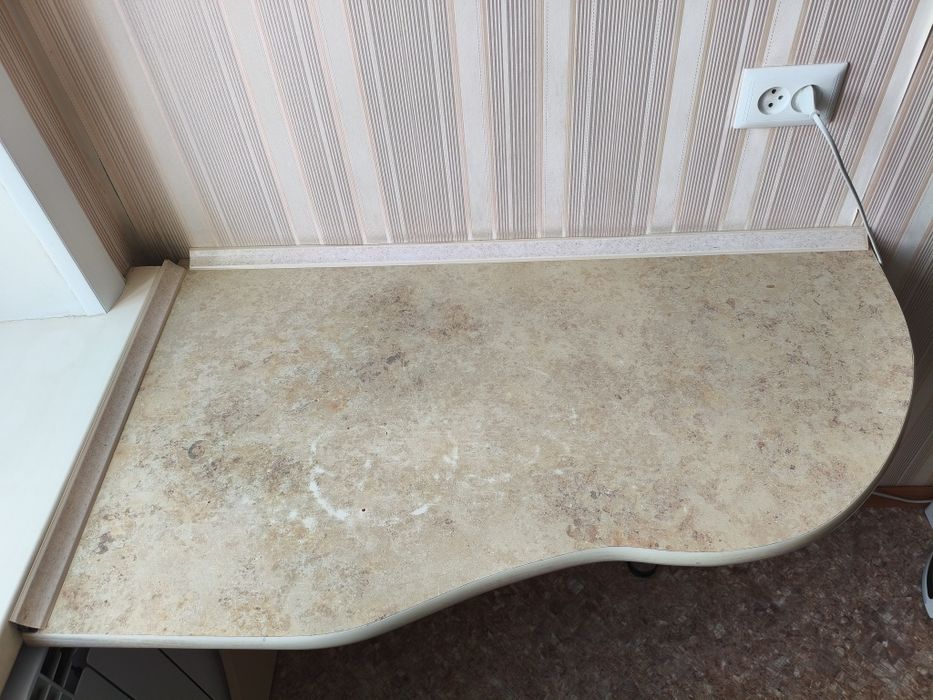 Продам кухонный стол .