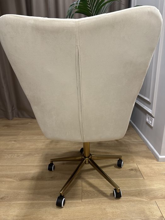 Продавам регулируем стол